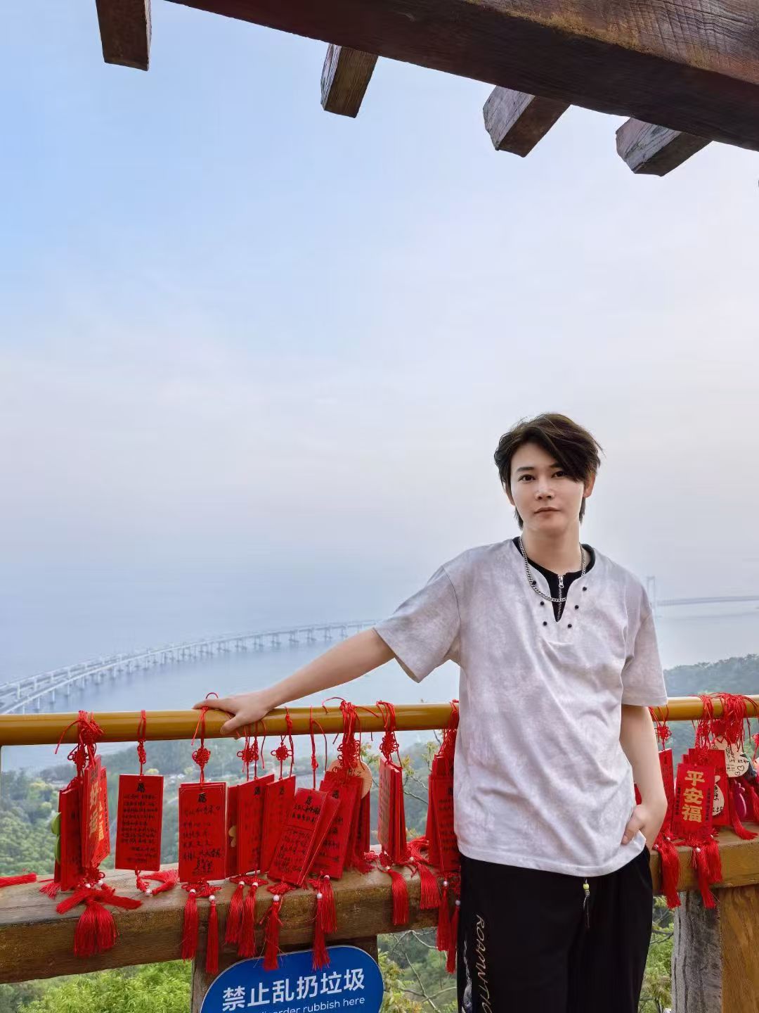 王策 · 海岸木栏留影